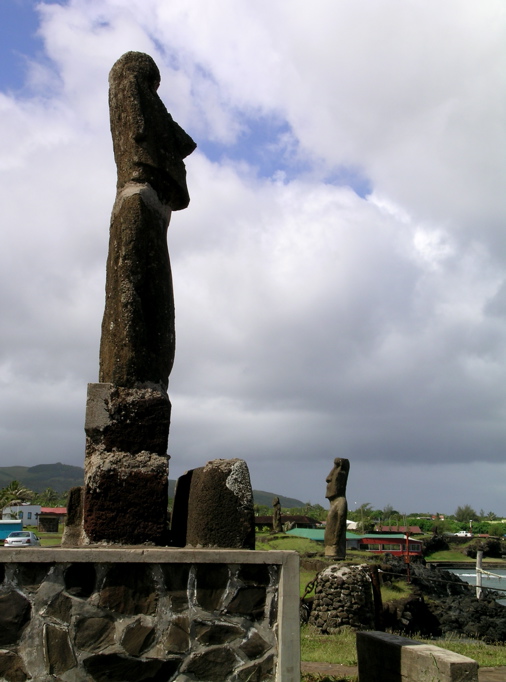 moai à l'entrée du petit port regarde l'océan ...