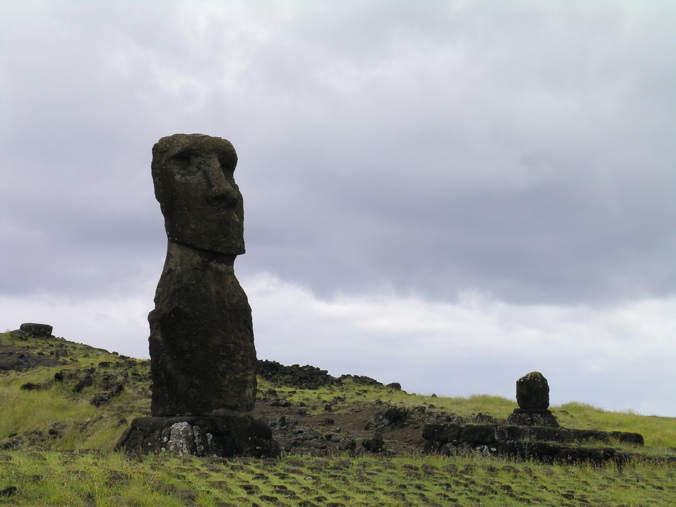 moai a Kapu sur l'ahu Hanga Ki Oe