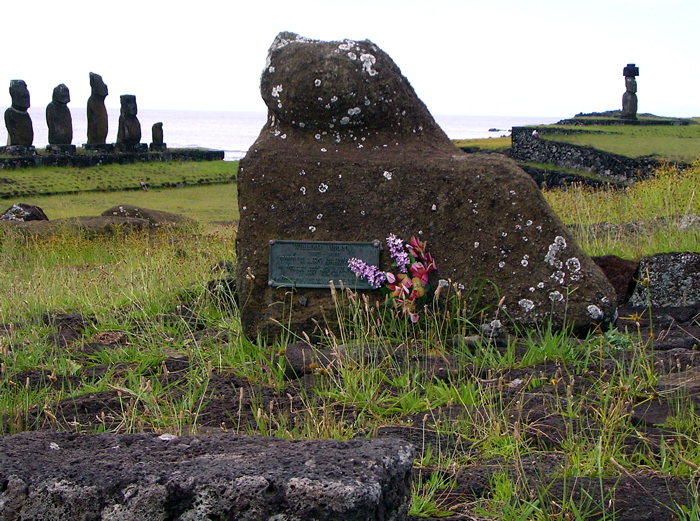 tombe de William Mulloy, au fond l'ahu Vai Huri et Kote Riku