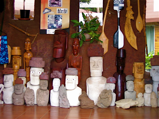 sculptures au marché de Hanga Roa